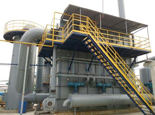 泄爆装置与清灰部设置在主体部上相对的位置；主体部具有出口与入口