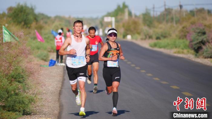 新疆喀什地区巴楚红海马拉松鸣枪开跑，2000余名