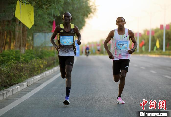 新疆喀什地区巴楚红海马拉松鸣枪开跑，2000余名