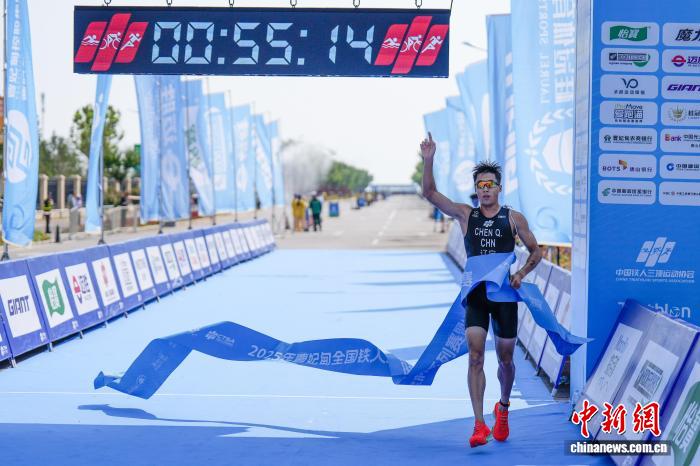 2025曹妃甸铁人三项赛开赛 近千名选手角逐国际赛