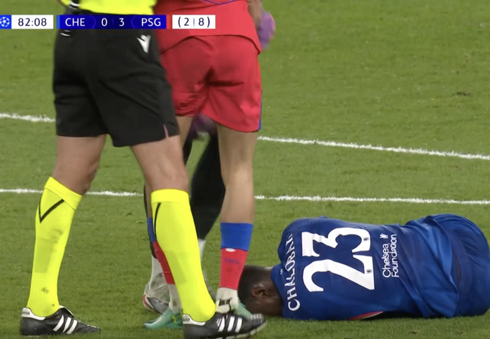 查洛巴欧冠赛场受伤后感谢上帝保佑脚踝未断