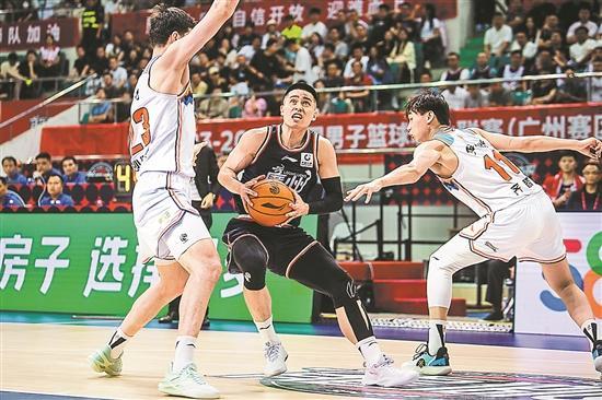 背水一战迎来大胜：广州队在0-2落后逆转击败新