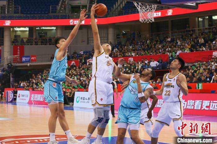 青岛男篮主场力克辽宁，升至CBA联赛第五位
