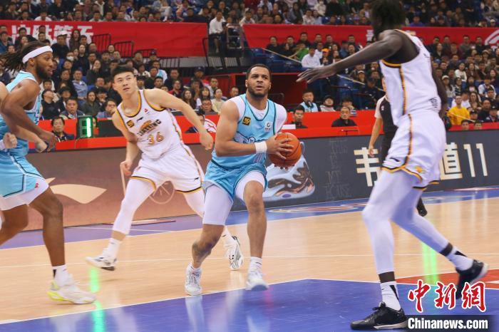 青岛男篮主场力克辽宁，升至CBA联赛第五位