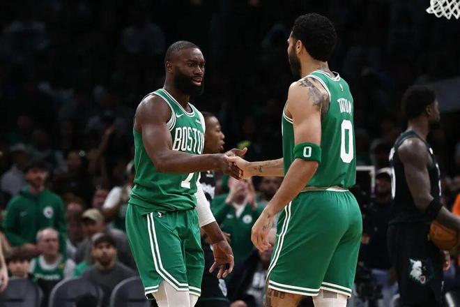 76人黑七奇迹逆转凯尔特人 创造NBA历史新篇章